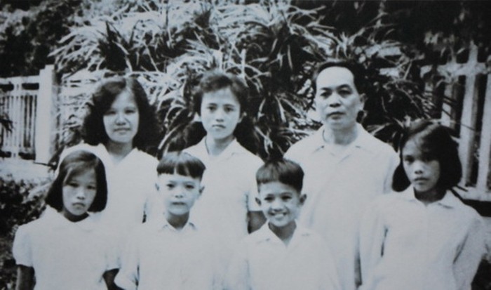 Vợ chồng Võ Nguyên Giáp - Đặng Bích Hà cùng 5 người con: Võ Hồng Anh, Võ Hạnh Phúc, Võ Điện Biên, Võ Hồng Nam và Võ Hòa Bình (1963).
